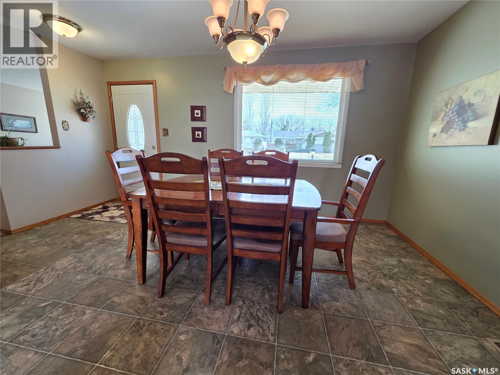 464 Macdonald Drive, Swift Current, SK - Indoor Photo Showing Dining Room