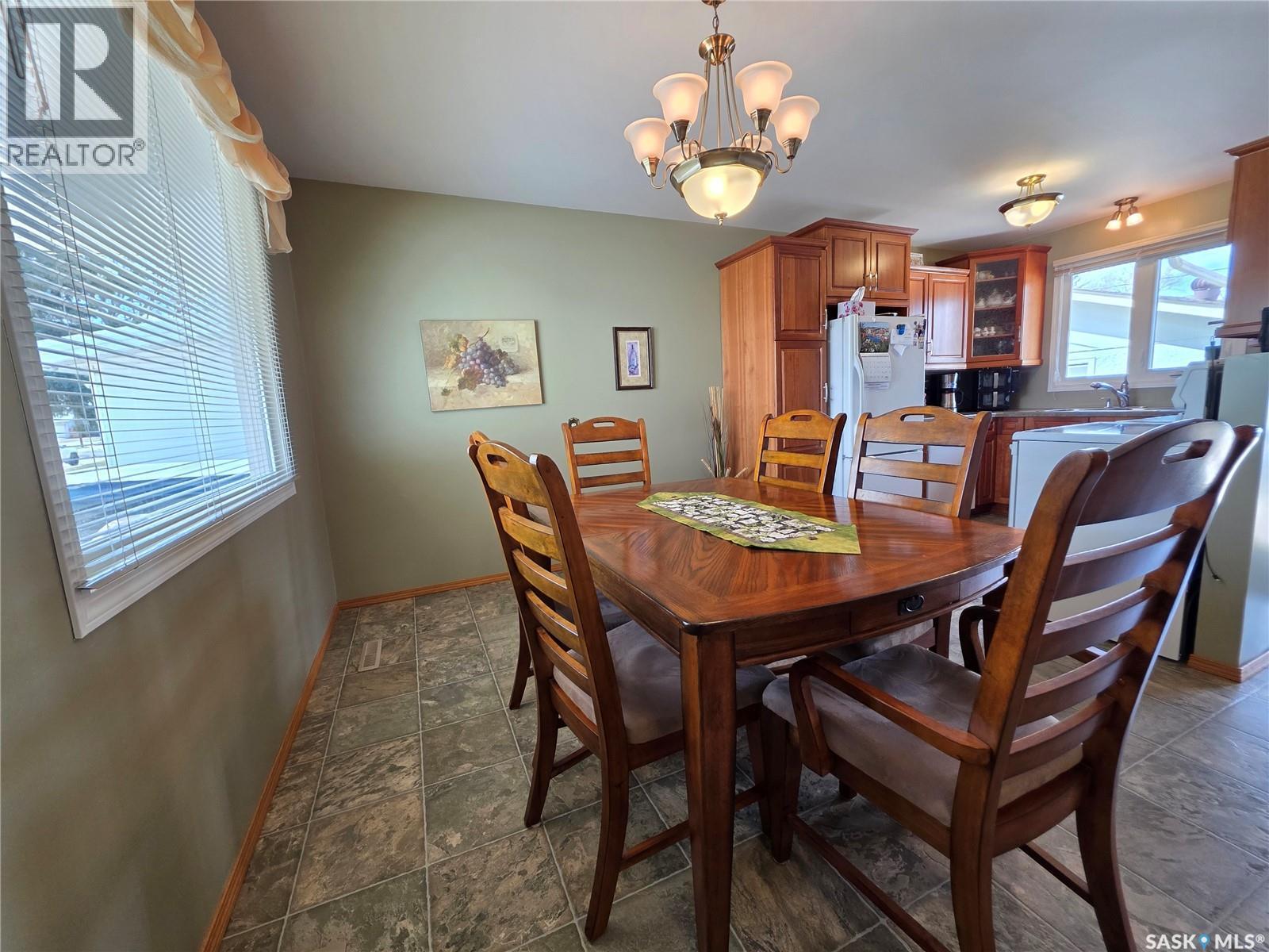 464 Macdonald Drive, Swift Current, SK - Indoor Photo Showing Dining Room
