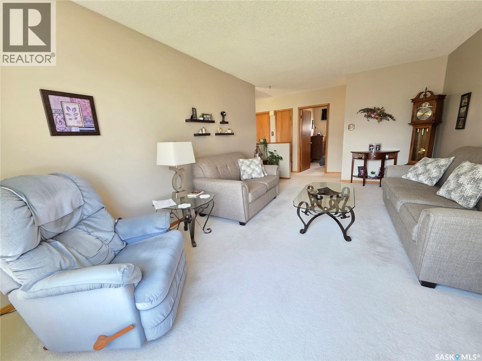 464 Macdonald Drive, Swift Current, SK - Indoor Photo Showing Living Room