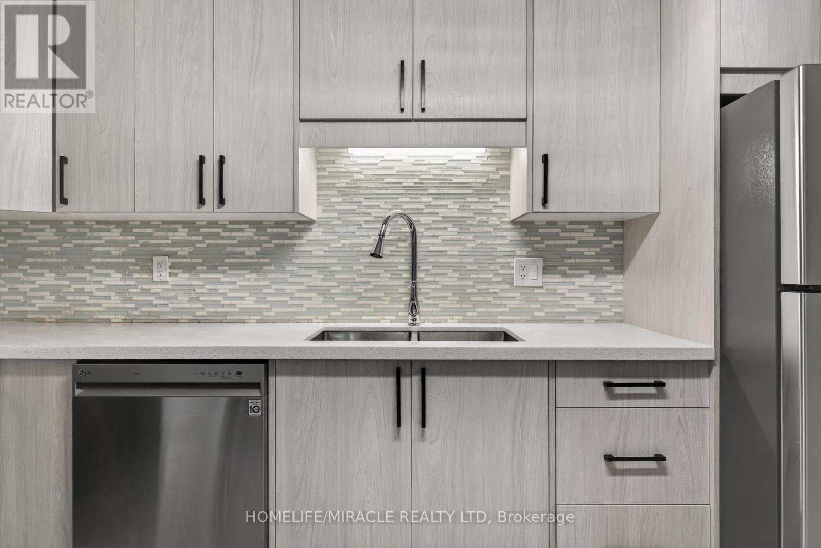 32 - 36 Champlain Crescent, Peterborough, ON - Indoor Photo Showing Kitchen With Double Sink With Upgraded Kitchen