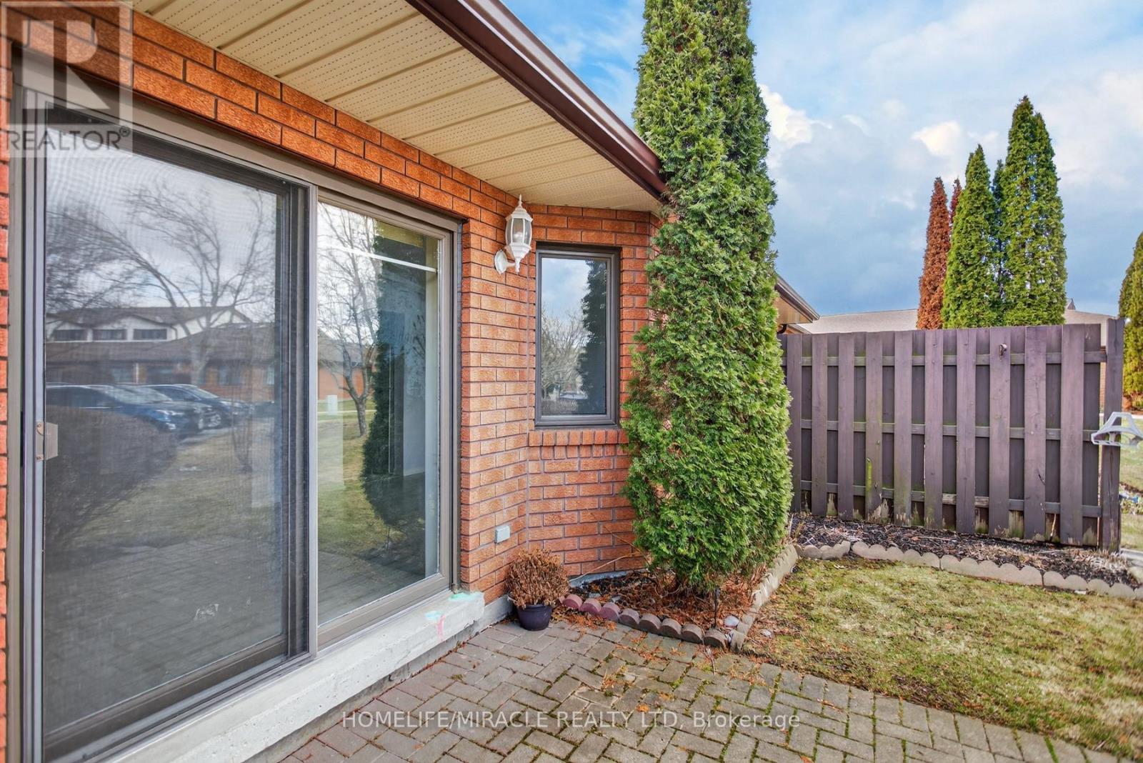 32 - 36 Champlain Crescent, Peterborough, ON - Outdoor