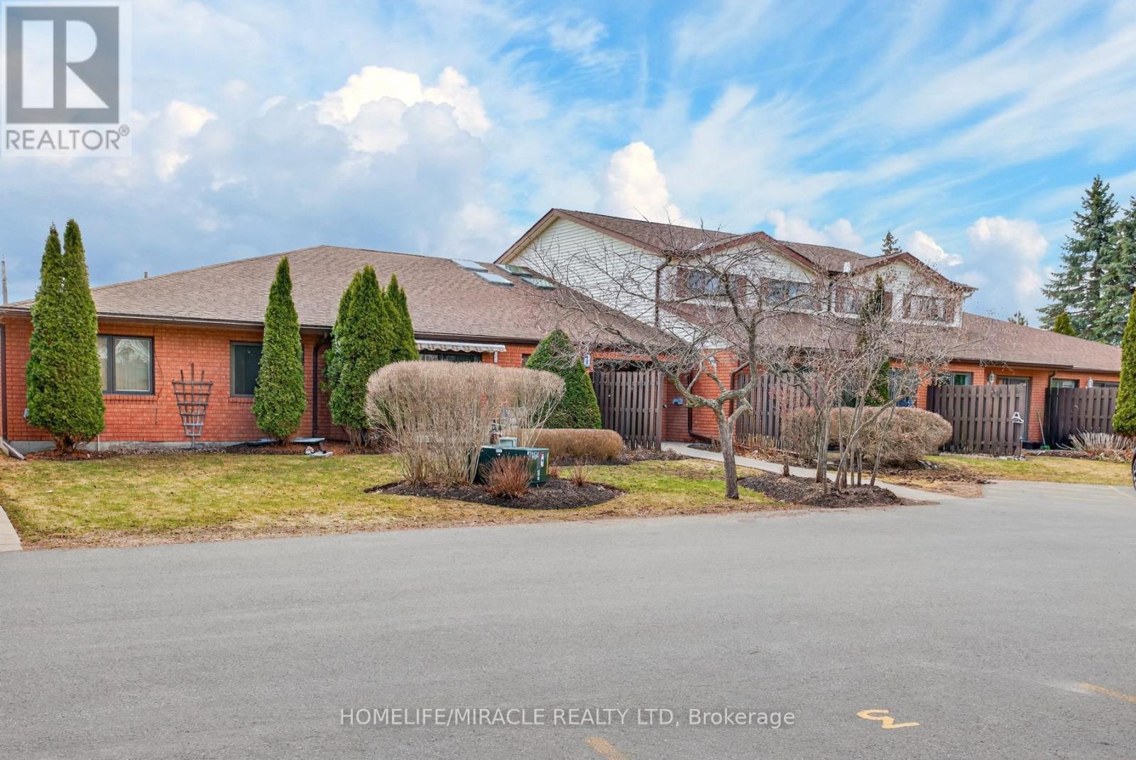 32 - 36 Champlain Crescent, Peterborough, ON - Outdoor