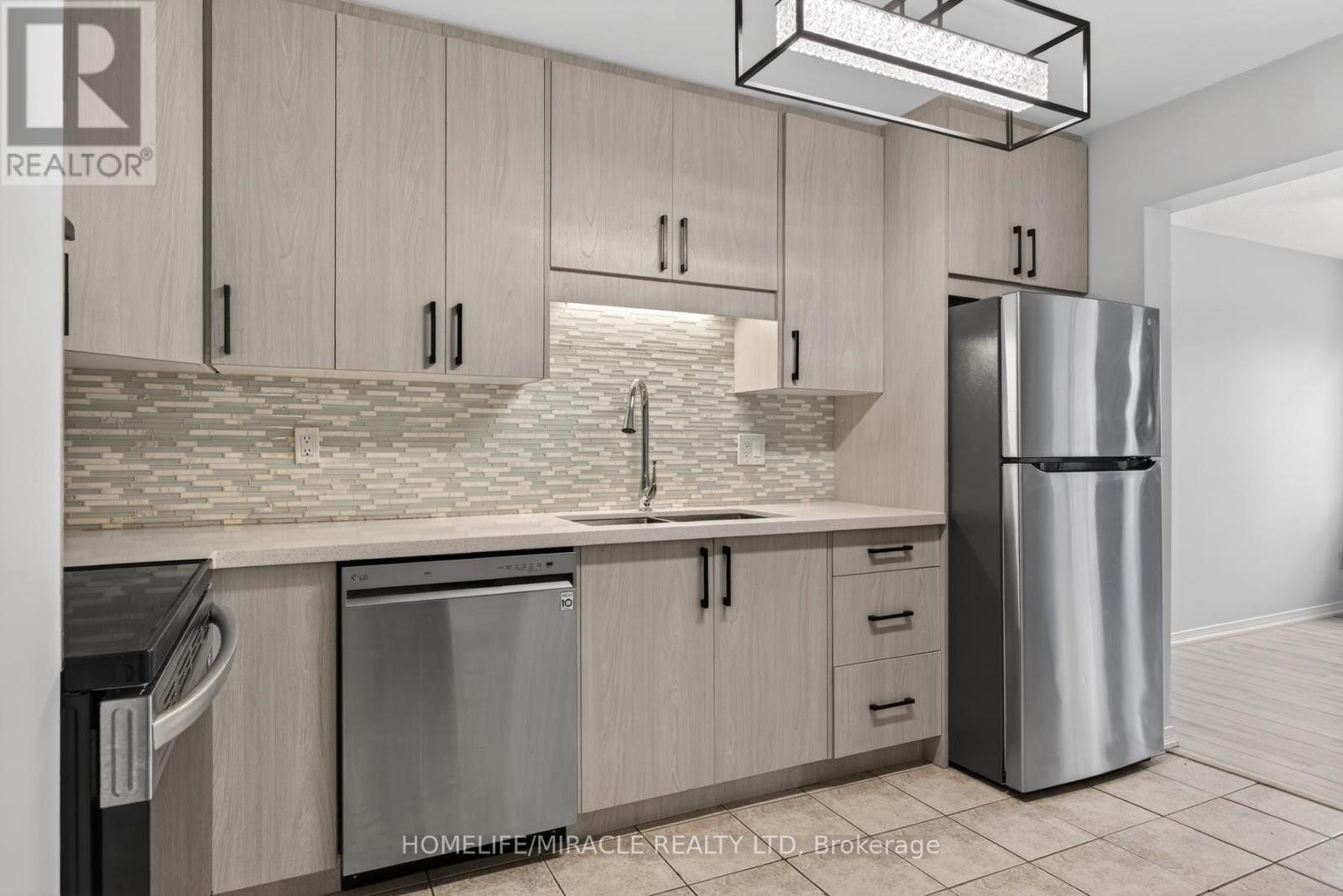 32 - 36 Champlain Crescent, Peterborough, ON - Indoor Photo Showing Kitchen With Upgraded Kitchen