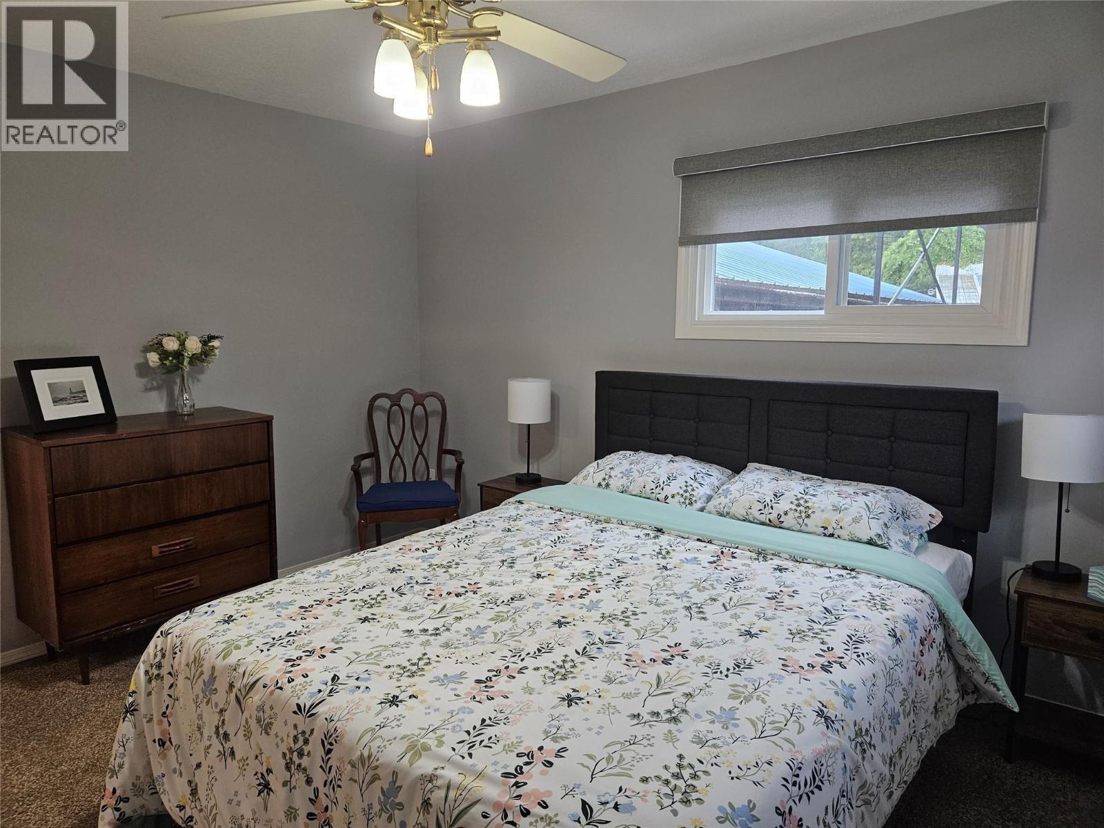 301 5Th Street Nw, Nakusp, BC - Indoor Photo Showing Bedroom
