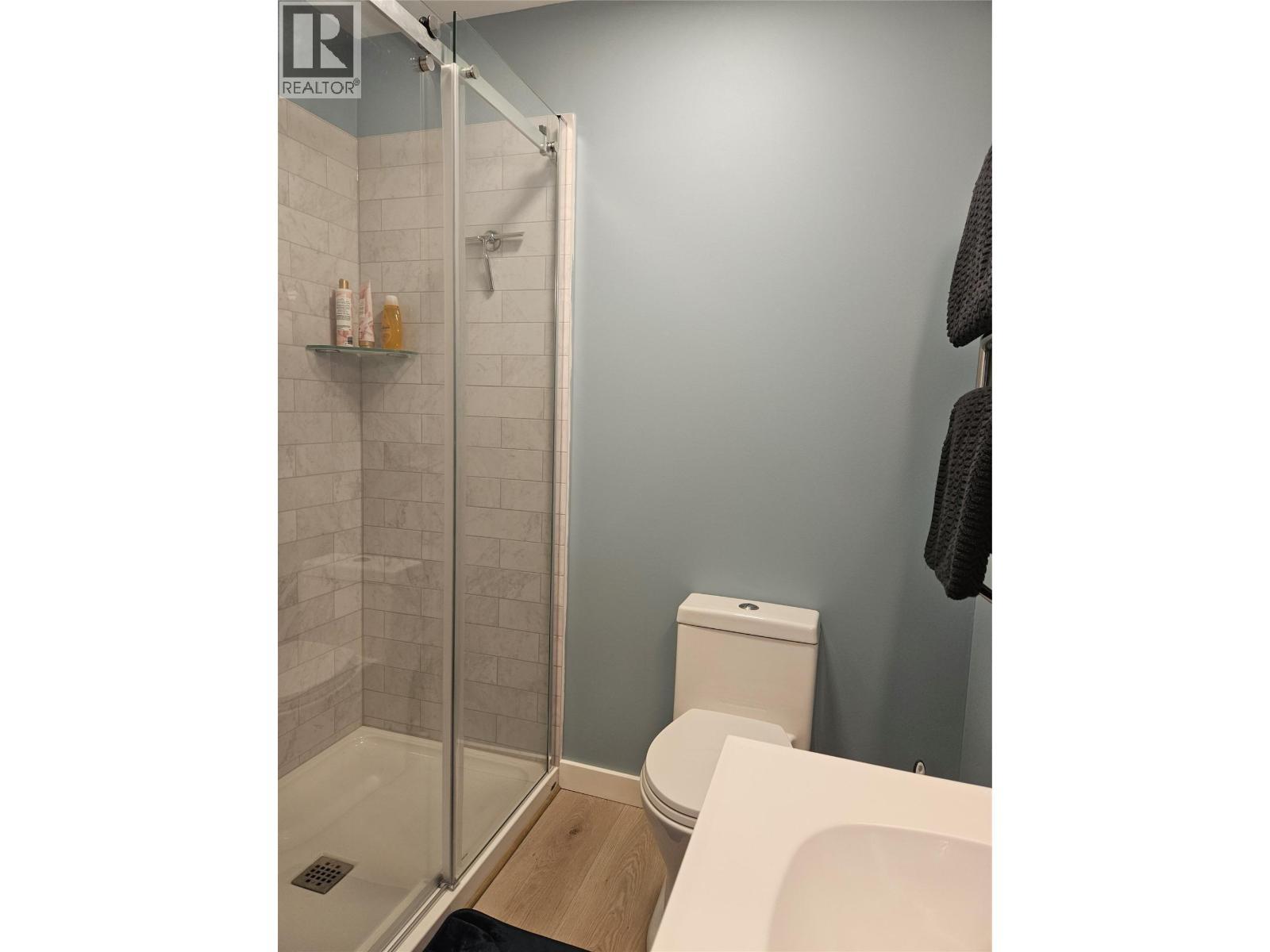 301 5Th Street Nw, Nakusp, BC - Indoor Photo Showing Bathroom