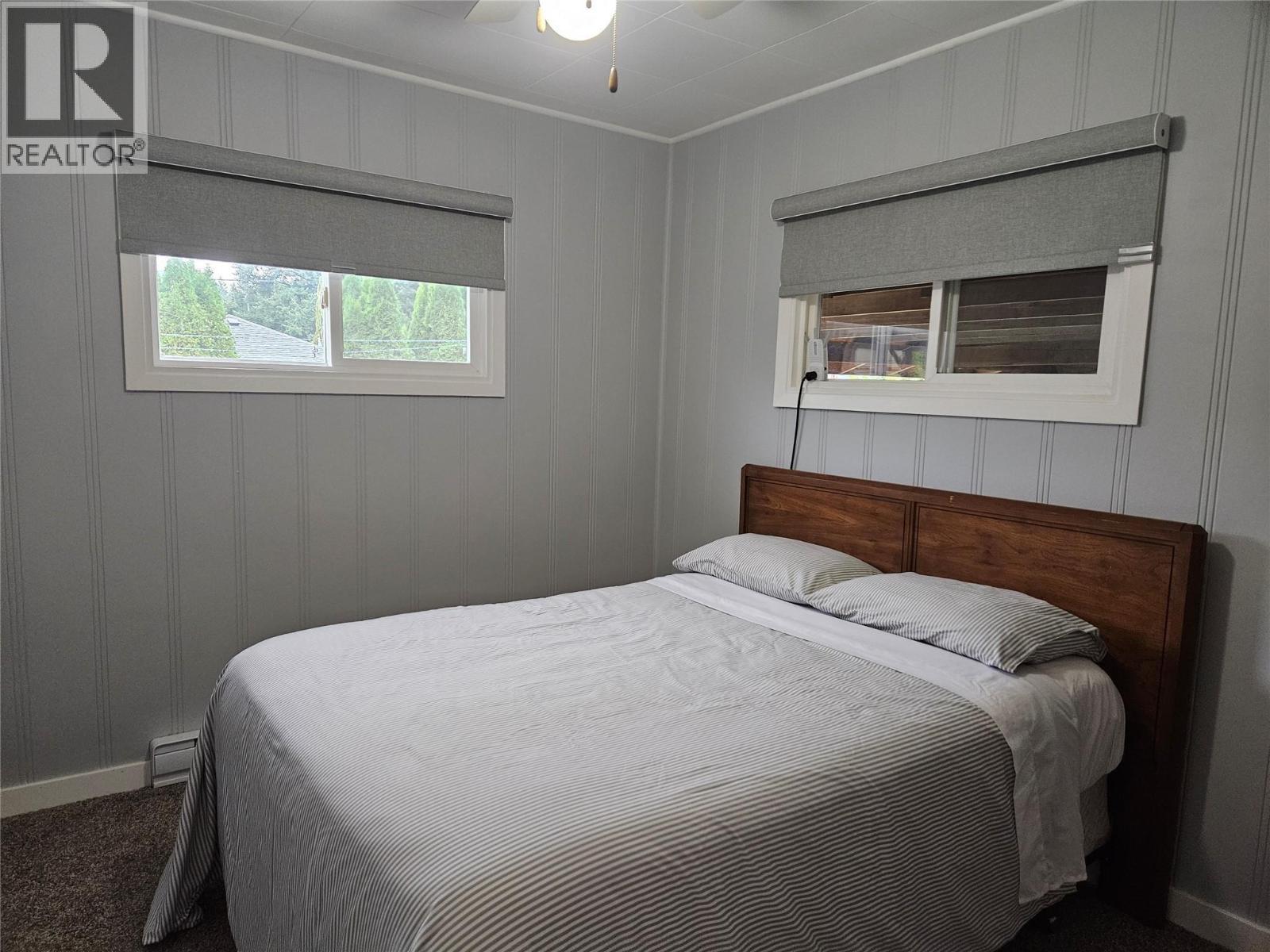 301 5Th Street Nw, Nakusp, BC - Indoor Photo Showing Bedroom