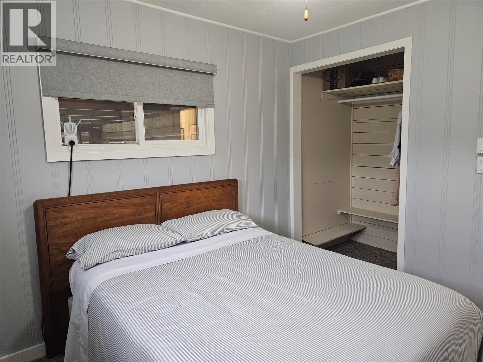 301 5Th Street Nw, Nakusp, BC - Indoor Photo Showing Bedroom