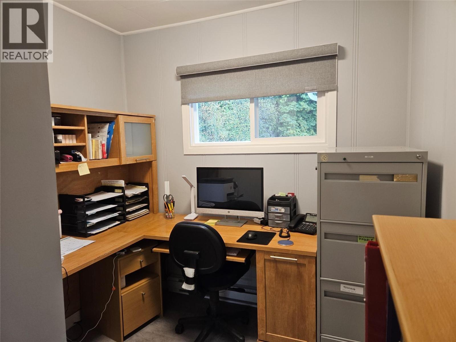 301 5Th Street Nw, Nakusp, BC - Indoor Photo Showing Office