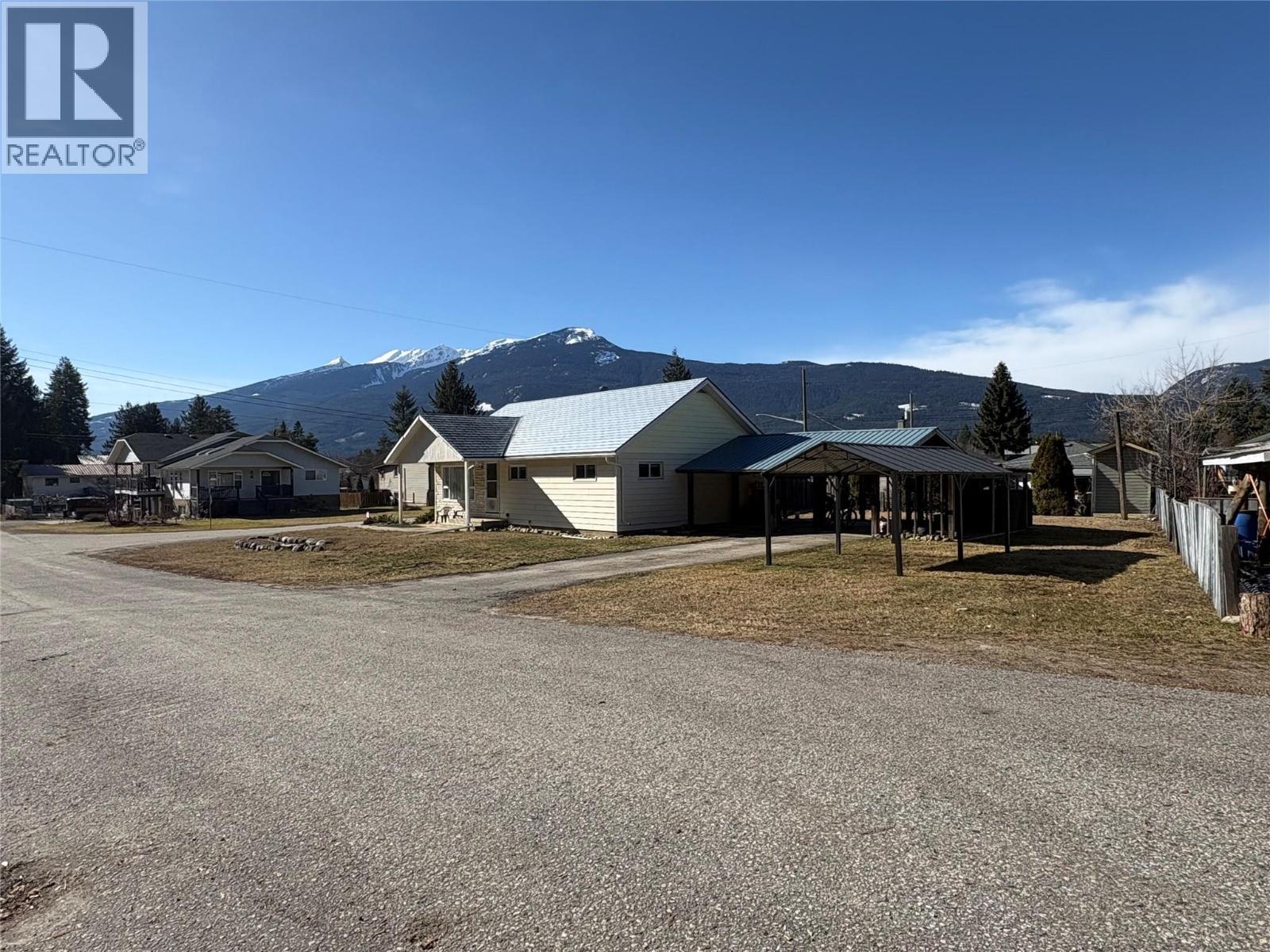 301 5Th Street Nw, Nakusp, BC - Outdoor