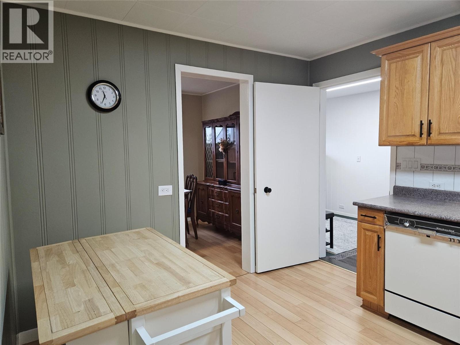 301 5Th Street Nw, Nakusp, BC - Indoor Photo Showing Kitchen