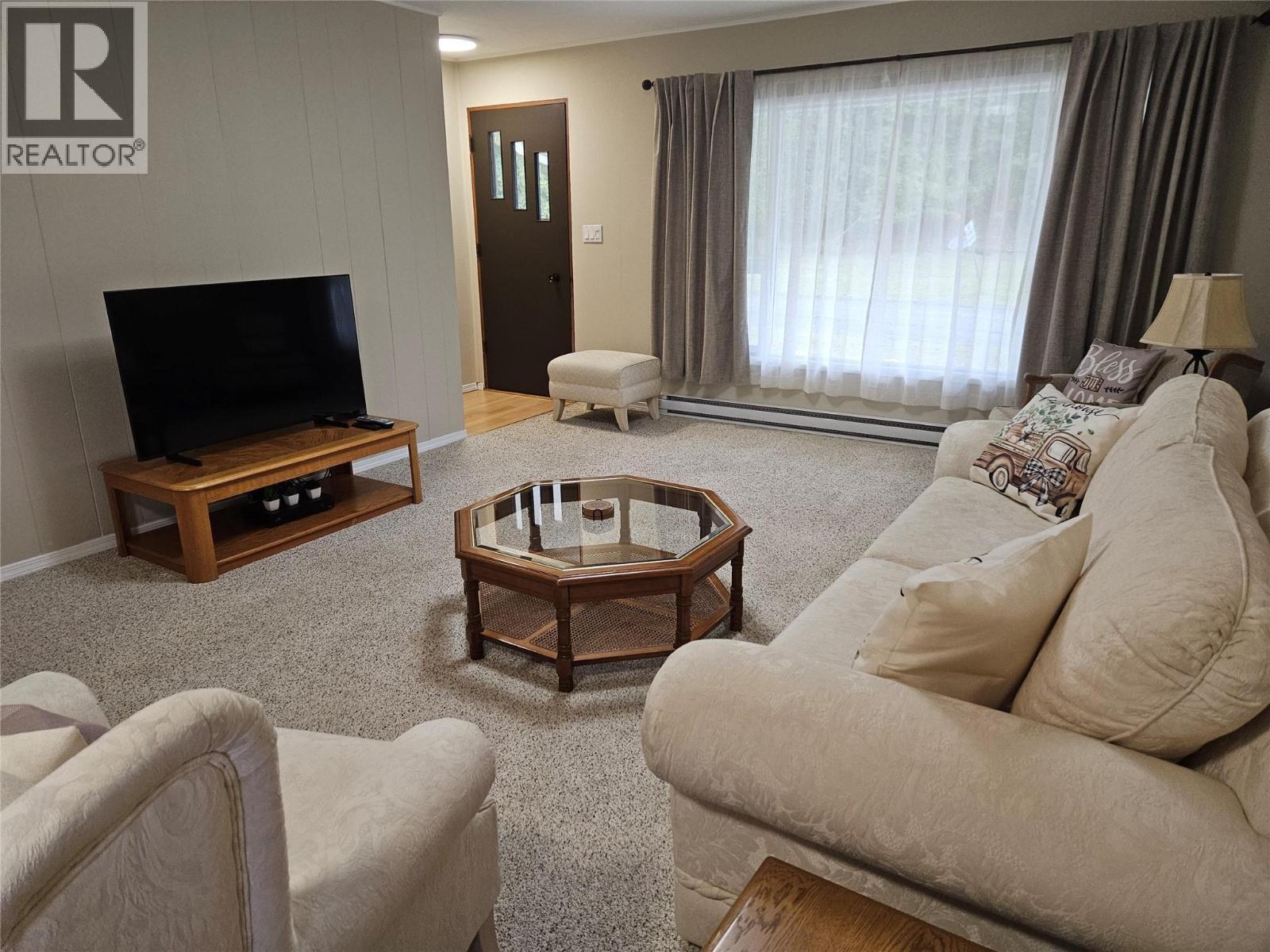 301 5Th Street Nw, Nakusp, BC - Indoor Photo Showing Living Room