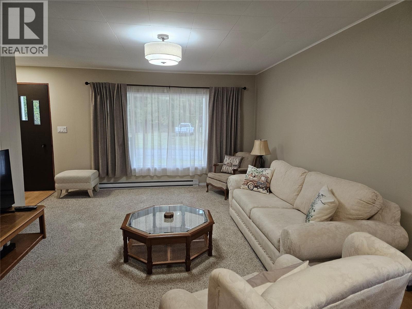 301 5Th Street Nw, Nakusp, BC - Indoor Photo Showing Living Room