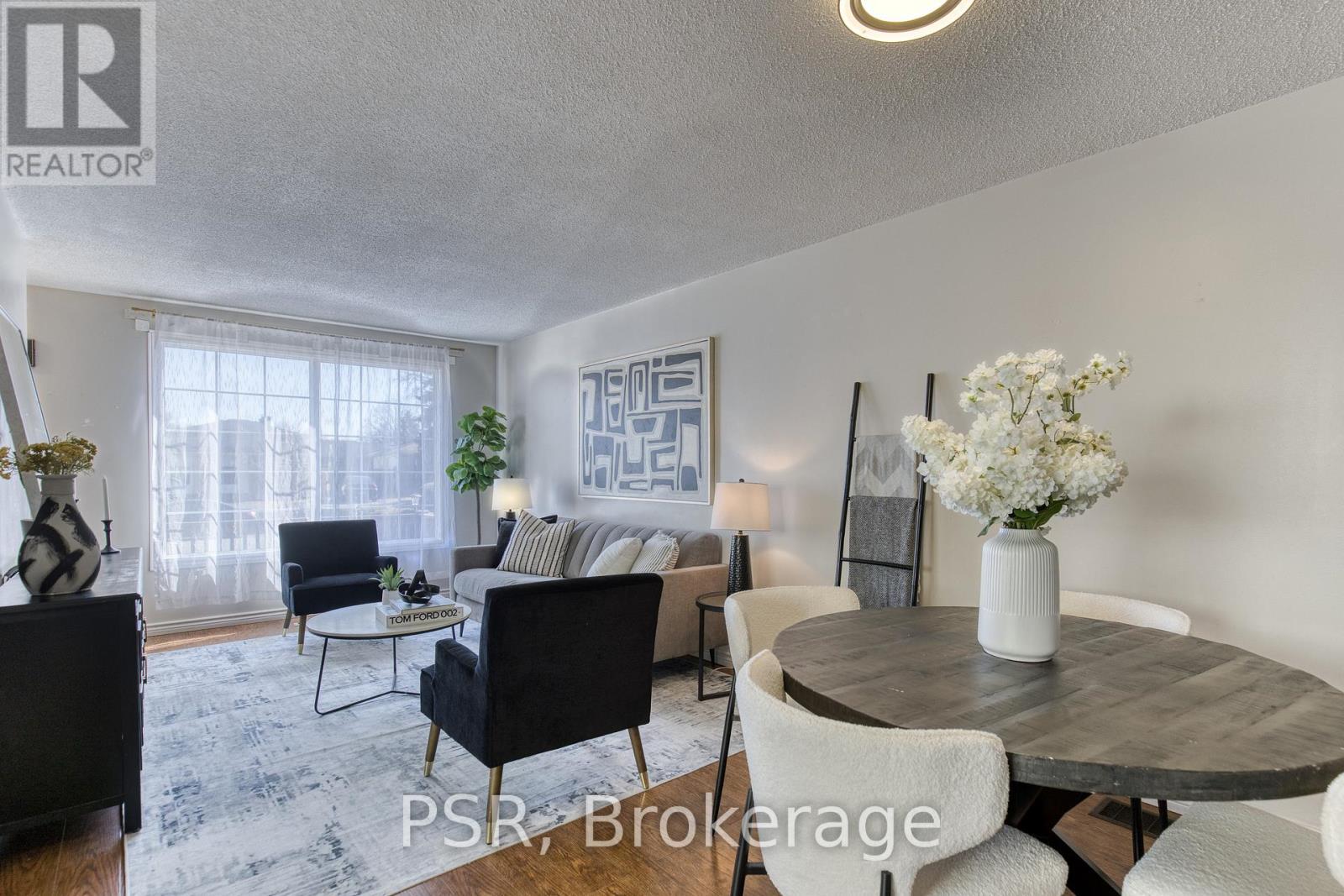231 Heritage Drive, Kitchener, ON - Indoor Photo Showing Living Room