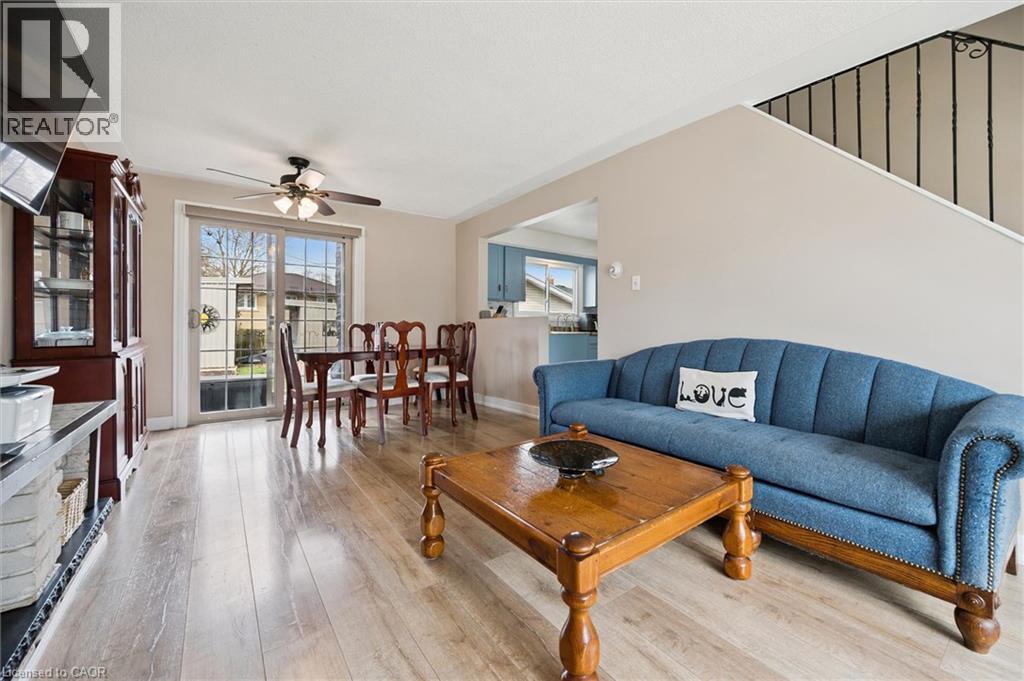18 Close Avenue, Cambridge, ON - Indoor Photo Showing Living Room