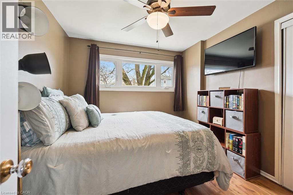 18 Close Avenue, Cambridge, ON - Indoor Photo Showing Bedroom