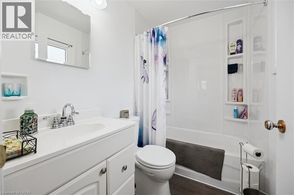 18 Close Avenue, Cambridge, ON - Indoor Photo Showing Bathroom