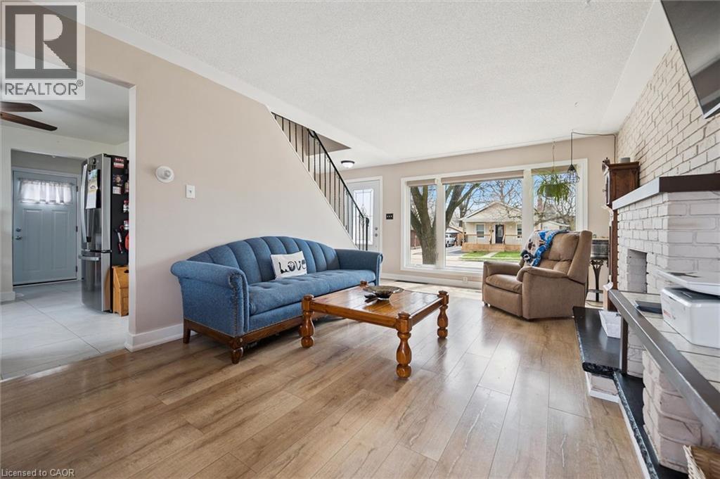 18 Close Avenue, Cambridge, ON - Indoor Photo Showing Living Room