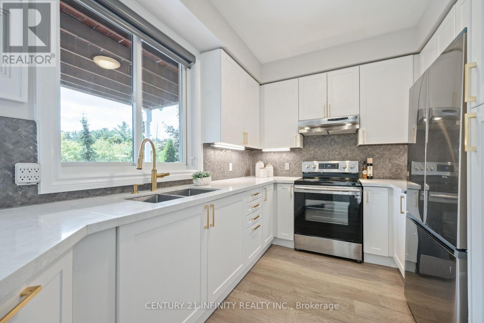 973 Mountview Court, Oshawa (Pinecrest), ON - Indoor Photo Showing Kitchen With Double Sink With Upgraded Kitchen