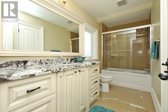 7 Elderwood Drive, Richmond Hill, ON - Indoor Photo Showing Bathroom