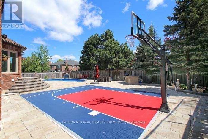 7 Elderwood Drive, Richmond Hill, ON - Outdoor With In Ground Pool With Backyard