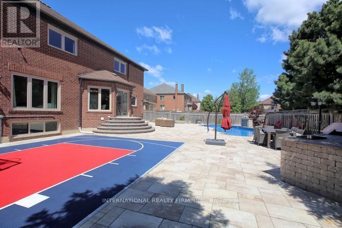7 Elderwood Drive, Richmond Hill, ON - Outdoor With In Ground Pool