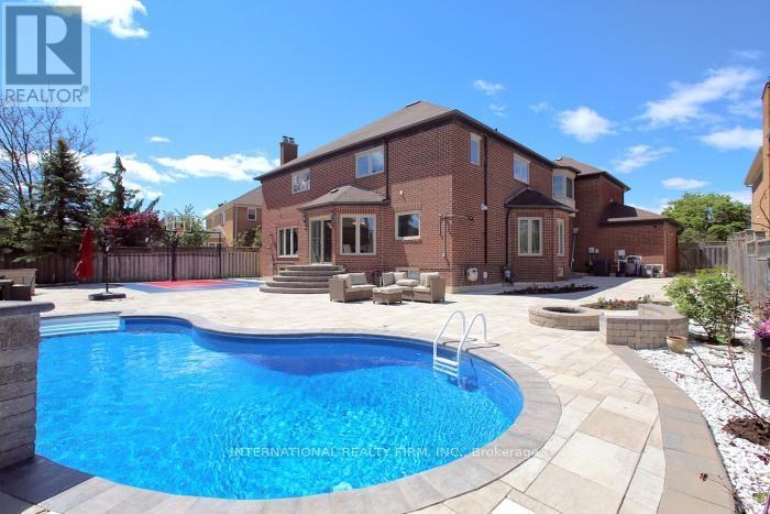 7 Elderwood Drive, Richmond Hill, ON - Outdoor With In Ground Pool With Backyard