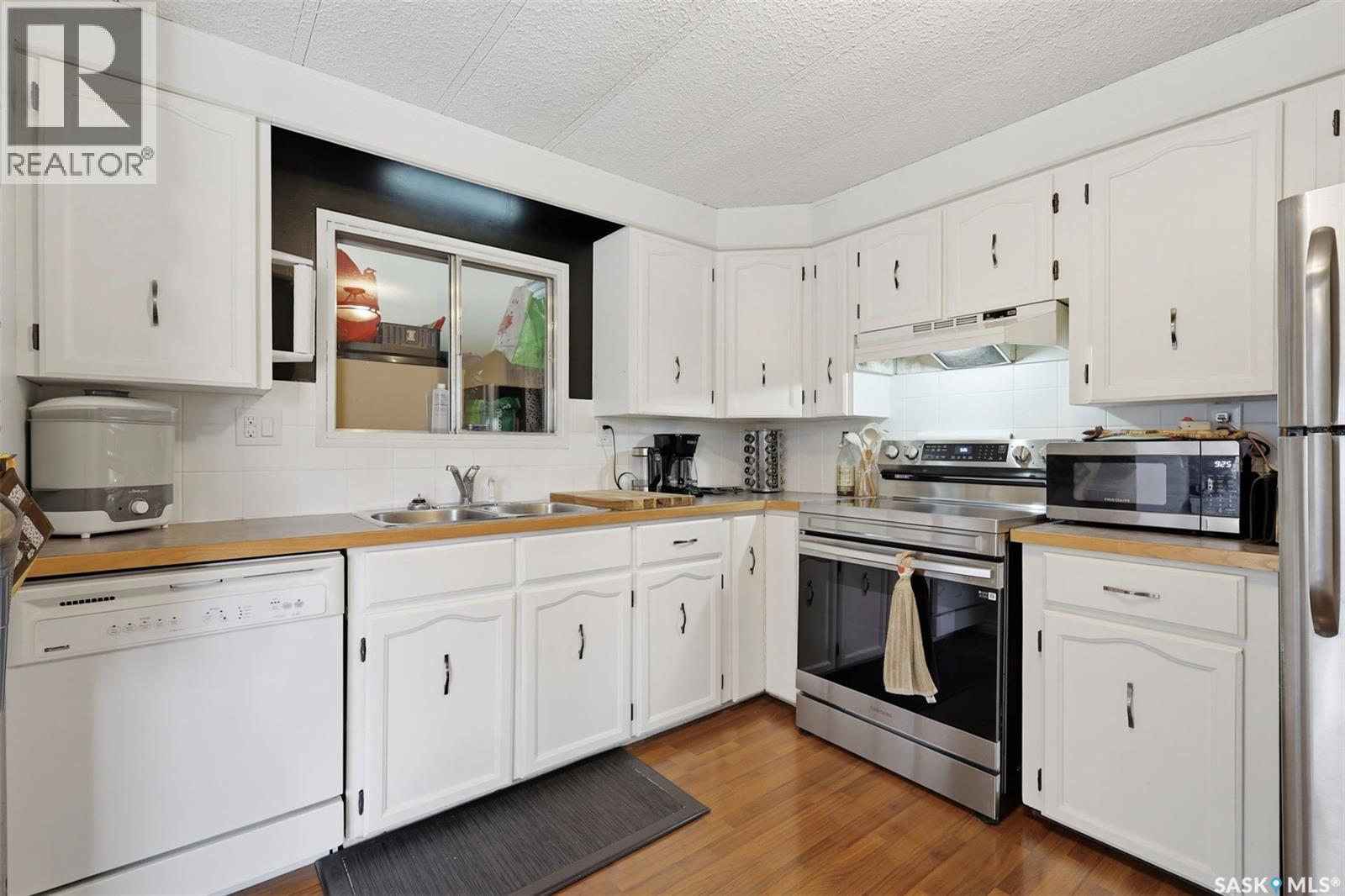 111 Leland Terrace, Saskatoon, SK - Indoor Photo Showing Kitchen With Double Sink