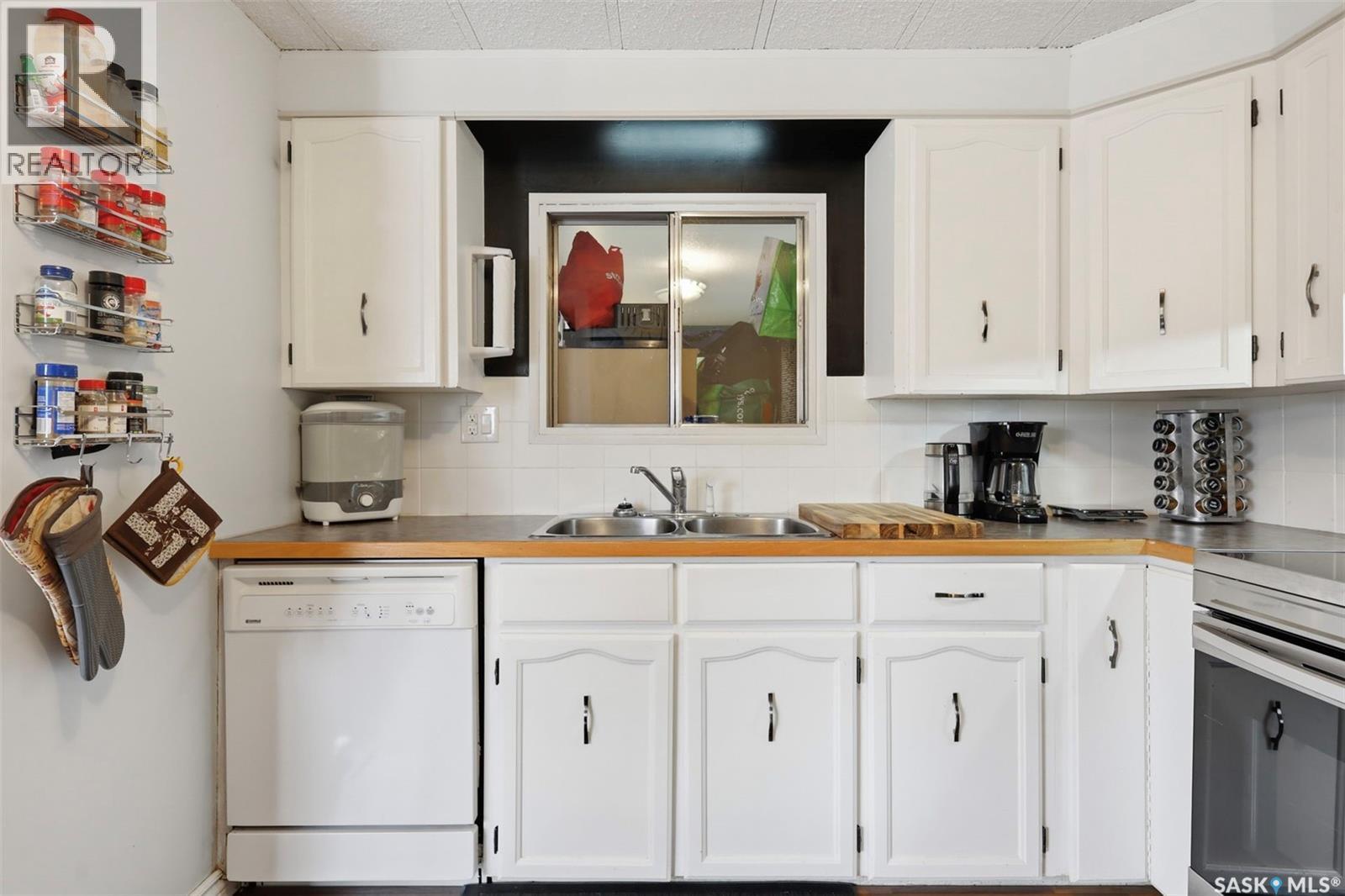 111 Leland Terrace, Saskatoon, SK - Indoor Photo Showing Kitchen With Double Sink