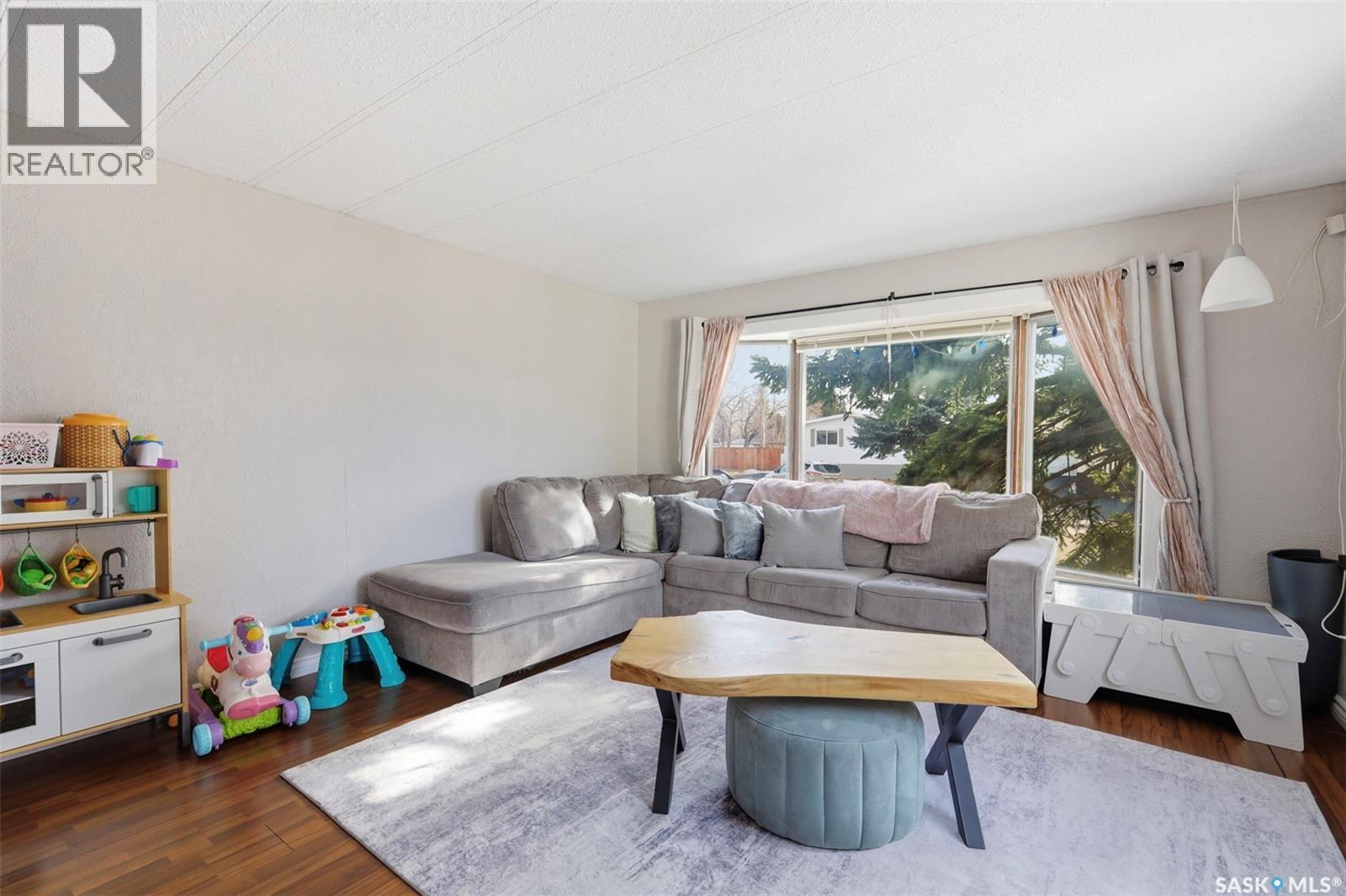 111 Leland Terrace, Saskatoon, SK - Indoor Photo Showing Living Room