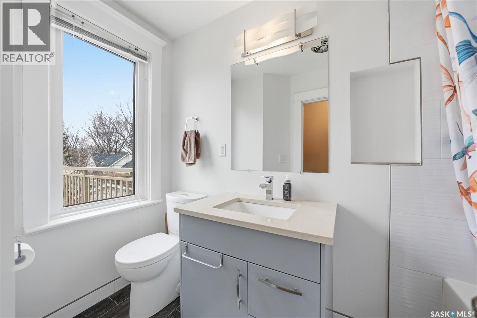 428 6Th Street E, Saskatoon, SK - Indoor Photo Showing Bathroom