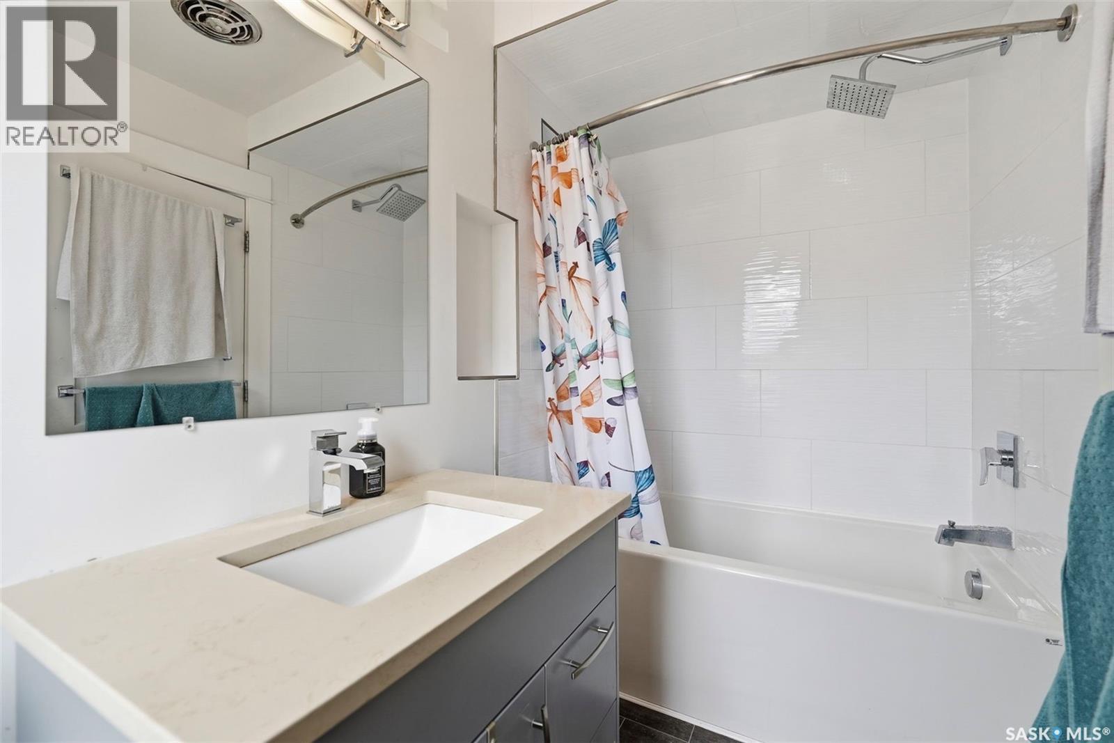 428 6Th Street E, Saskatoon, SK - Indoor Photo Showing Bathroom