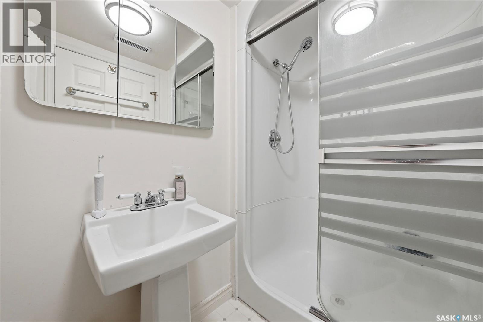 428 6Th Street E, Saskatoon, SK - Indoor Photo Showing Bathroom
