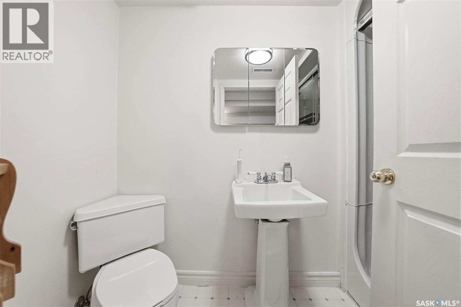 428 6Th Street E, Saskatoon, SK - Indoor Photo Showing Bathroom