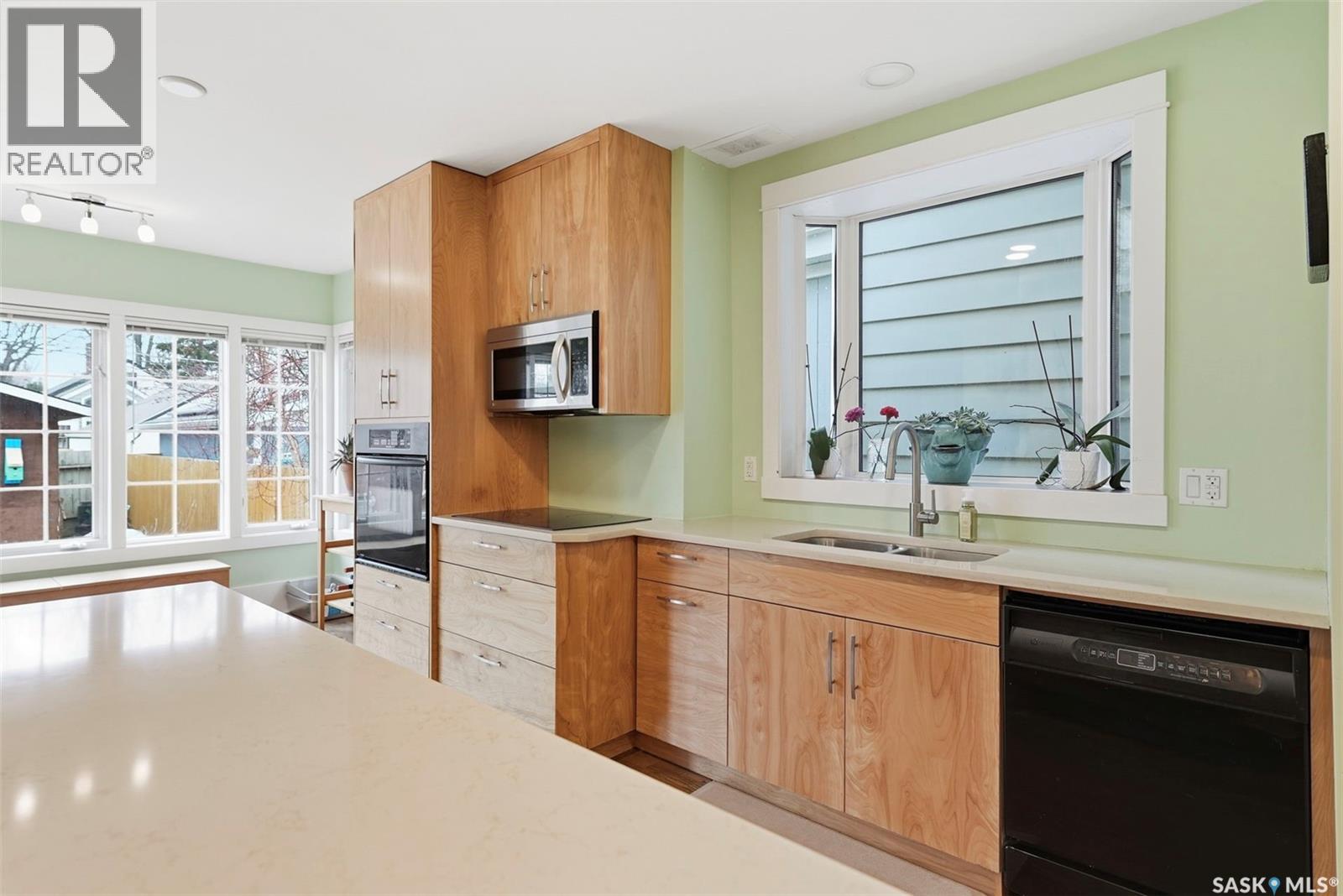 428 6Th Street E, Saskatoon, SK - Indoor Photo Showing Kitchen With Double Sink