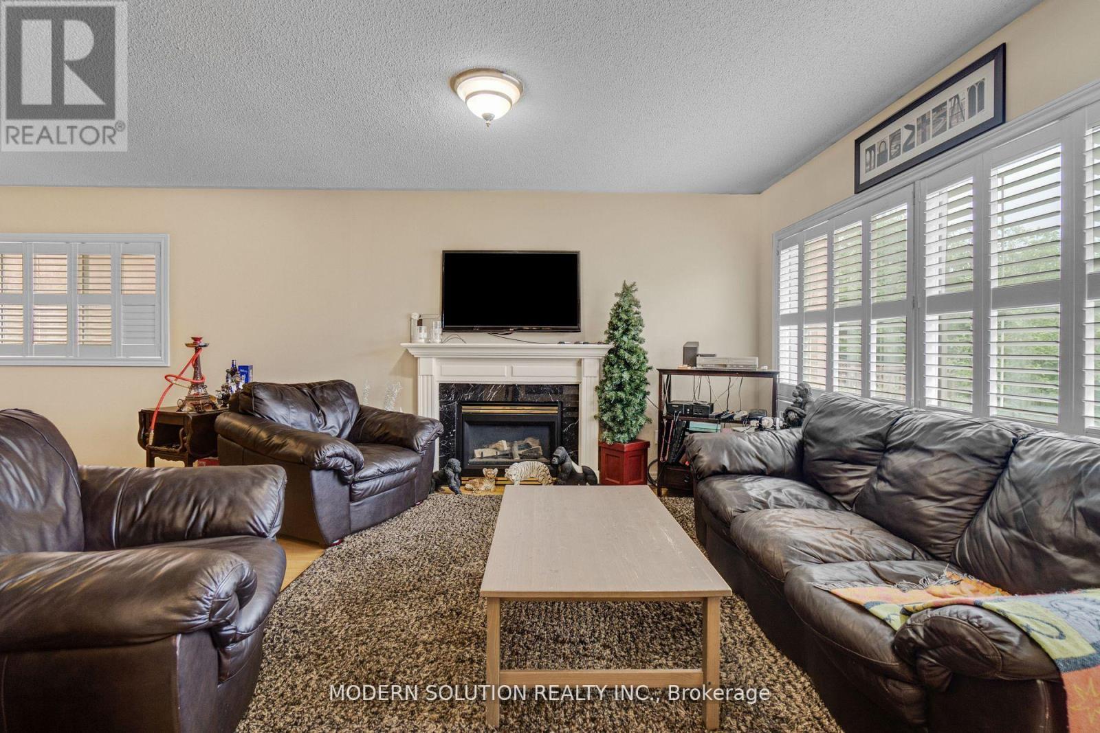 552 Wildgrass Road, Mississauga, ON - Indoor Photo Showing Living Room With Fireplace