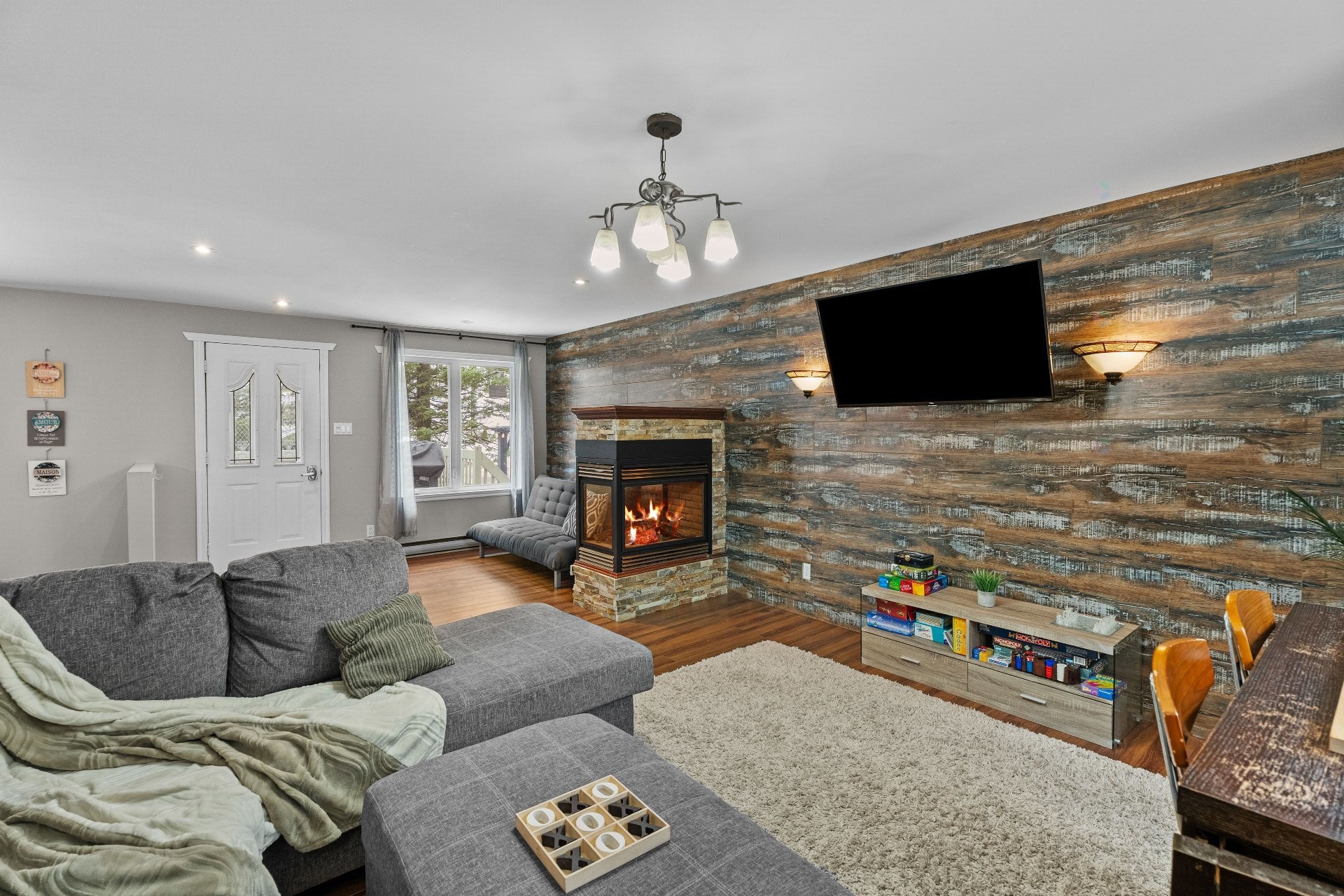 Salon - 1170 Ch. De La Rivière-Blanche, Saint-Jean-De-Matha, QC - Indoor Photo Showing Living Room With Fireplace
