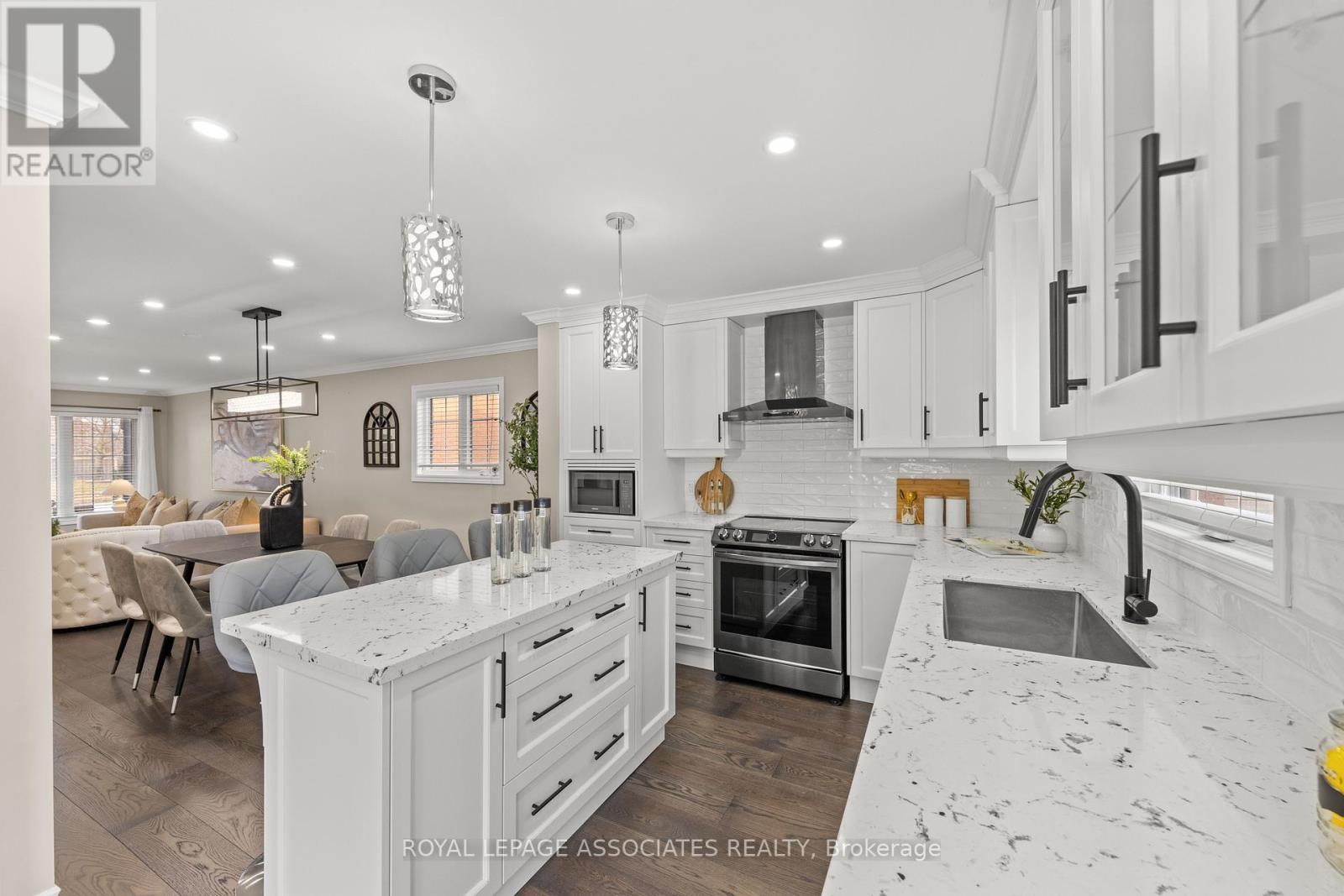 33 Hutton Crescent, Caledon, ON - Indoor Photo Showing Kitchen With Upgraded Kitchen