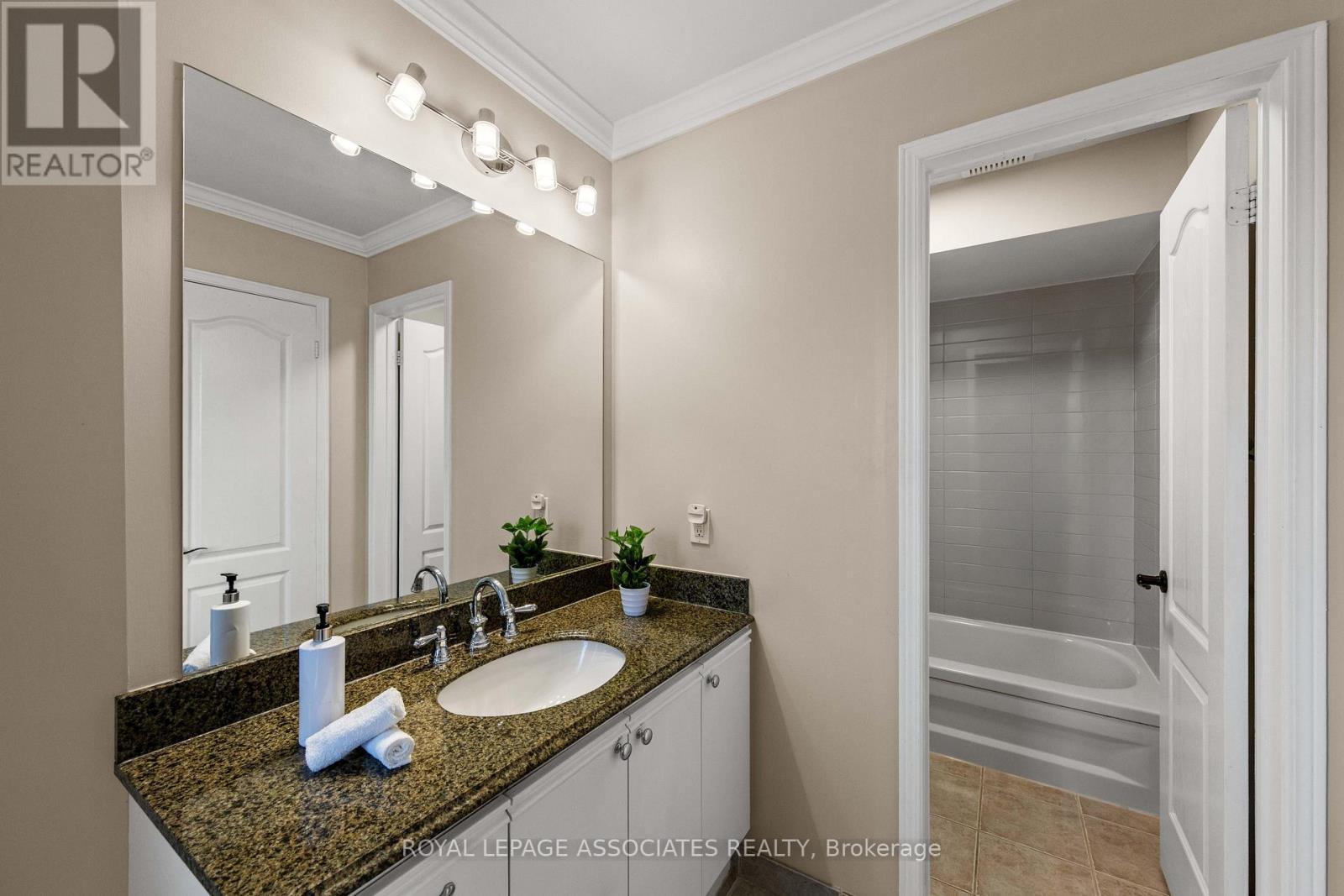 33 Hutton Crescent, Caledon, ON - Indoor Photo Showing Bathroom