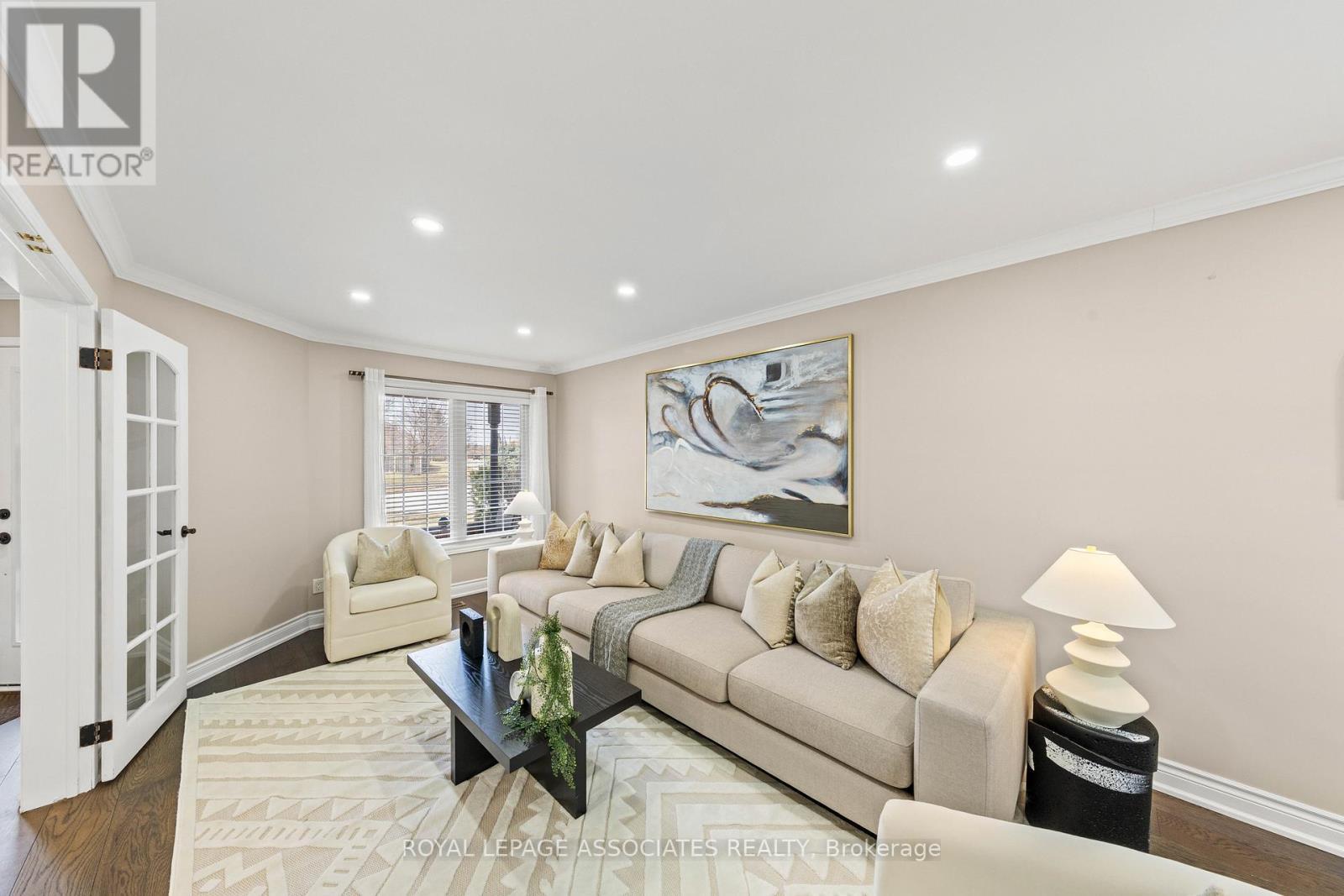 33 Hutton Crescent, Caledon, ON - Indoor Photo Showing Living Room