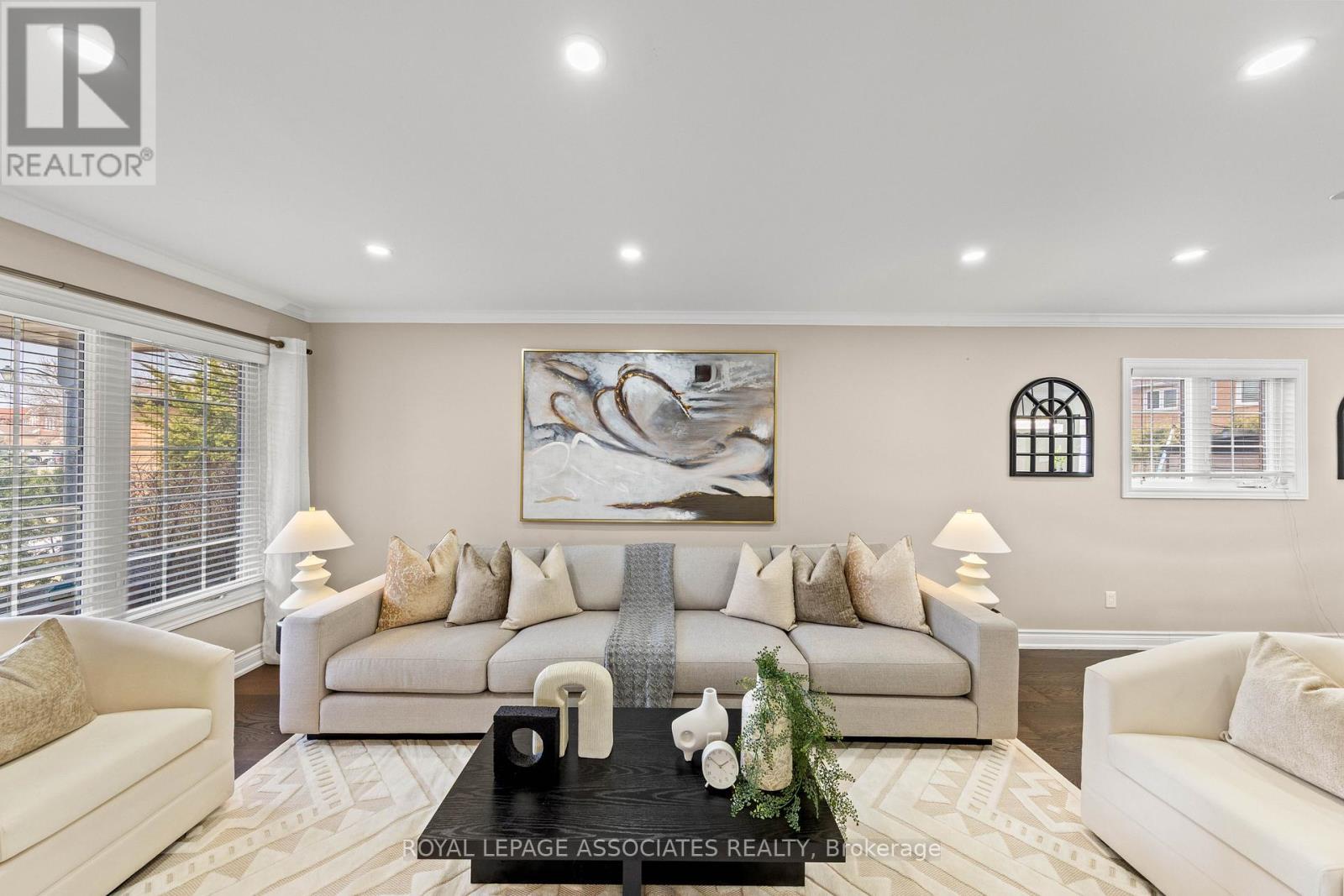 33 Hutton Crescent, Caledon, ON - Indoor Photo Showing Living Room