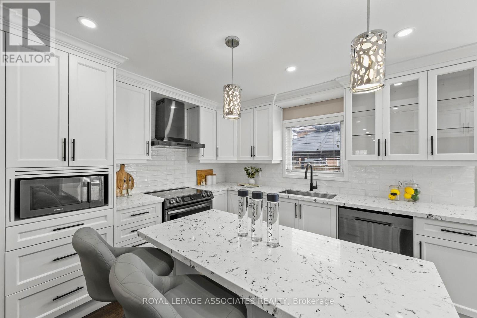 33 Hutton Crescent, Caledon, ON - Indoor Photo Showing Kitchen With Upgraded Kitchen