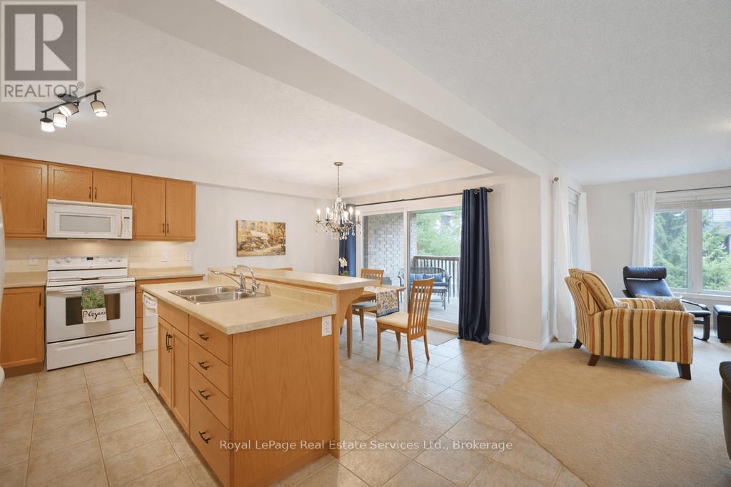 11 - 255 Summerfield Drive, Guelph (Pineridge/Westminster Woods), ON - Indoor Photo Showing Kitchen With Double Sink