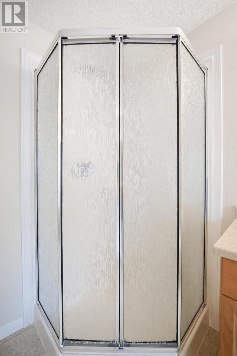 11 - 255 Summerfield Drive, Guelph (Pineridge/Westminster Woods), ON - Indoor Photo Showing Bathroom