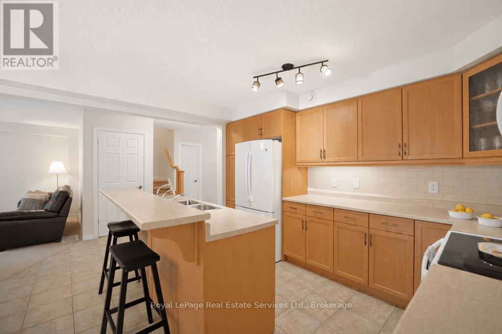 11 - 255 Summerfield Drive, Guelph (Pineridge/Westminster Woods), ON - Indoor Photo Showing Kitchen With Double Sink