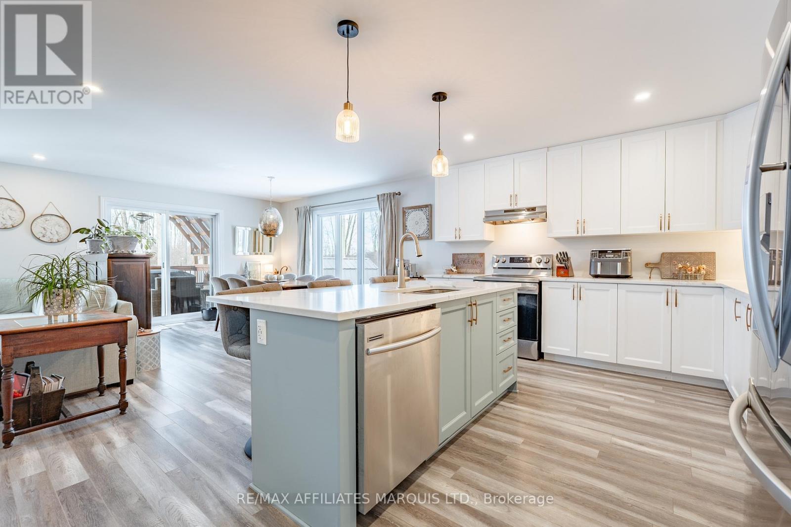 1108 Nicolas Crescent, Cornwall, ON - Indoor Photo Showing Kitchen With Upgraded Kitchen