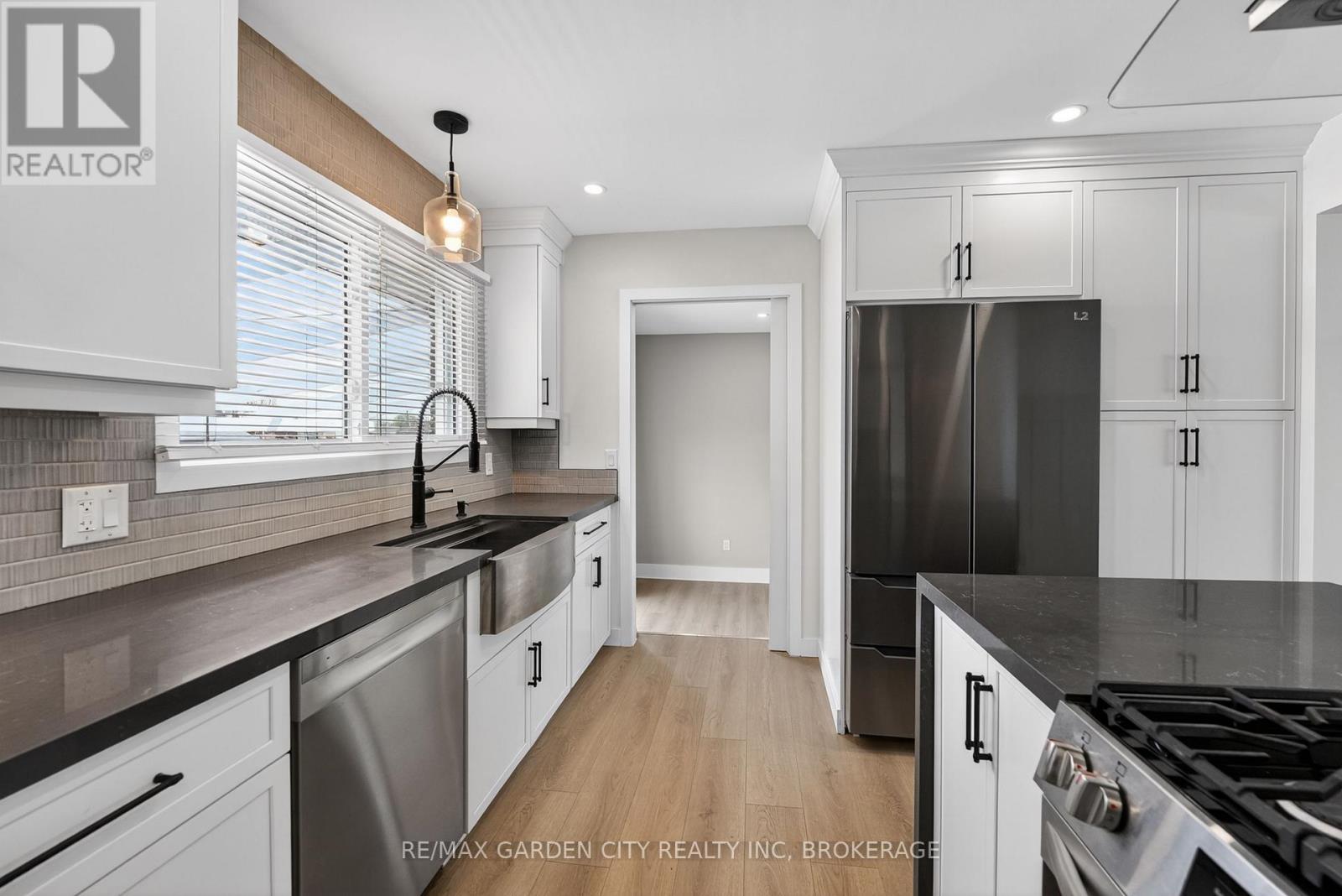 77 Balmoral Avenue, Welland (Lincoln/Crowland), ON - Indoor Photo Showing Kitchen With Upgraded Kitchen