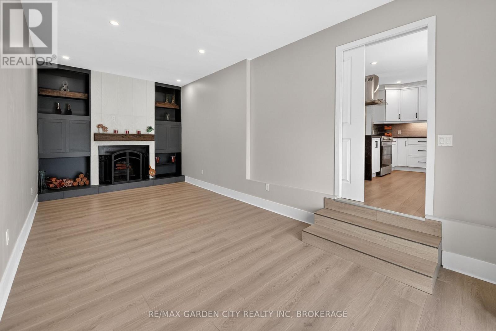77 Balmoral Avenue, Welland (Lincoln/Crowland), ON - Indoor With Fireplace