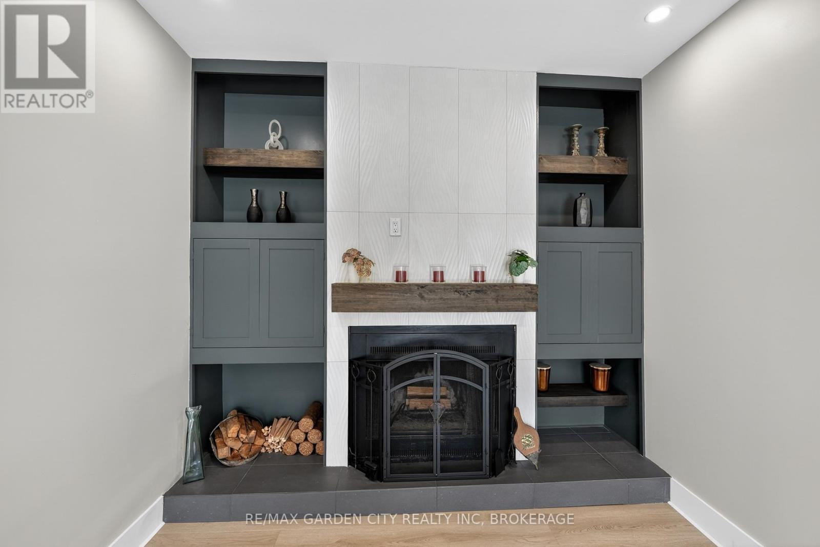 77 Balmoral Avenue, Welland (Lincoln/Crowland), ON - Indoor Photo Showing Other Room With Fireplace