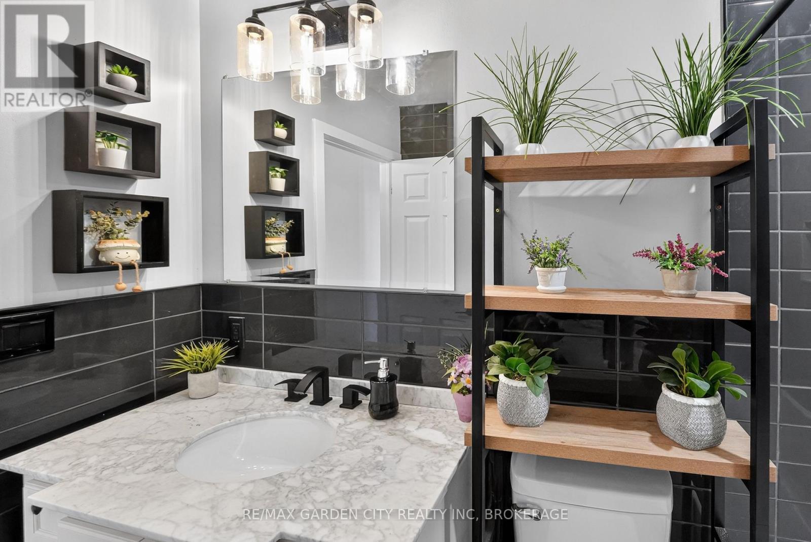 77 Balmoral Avenue, Welland (Lincoln/Crowland), ON - Indoor Photo Showing Bathroom
