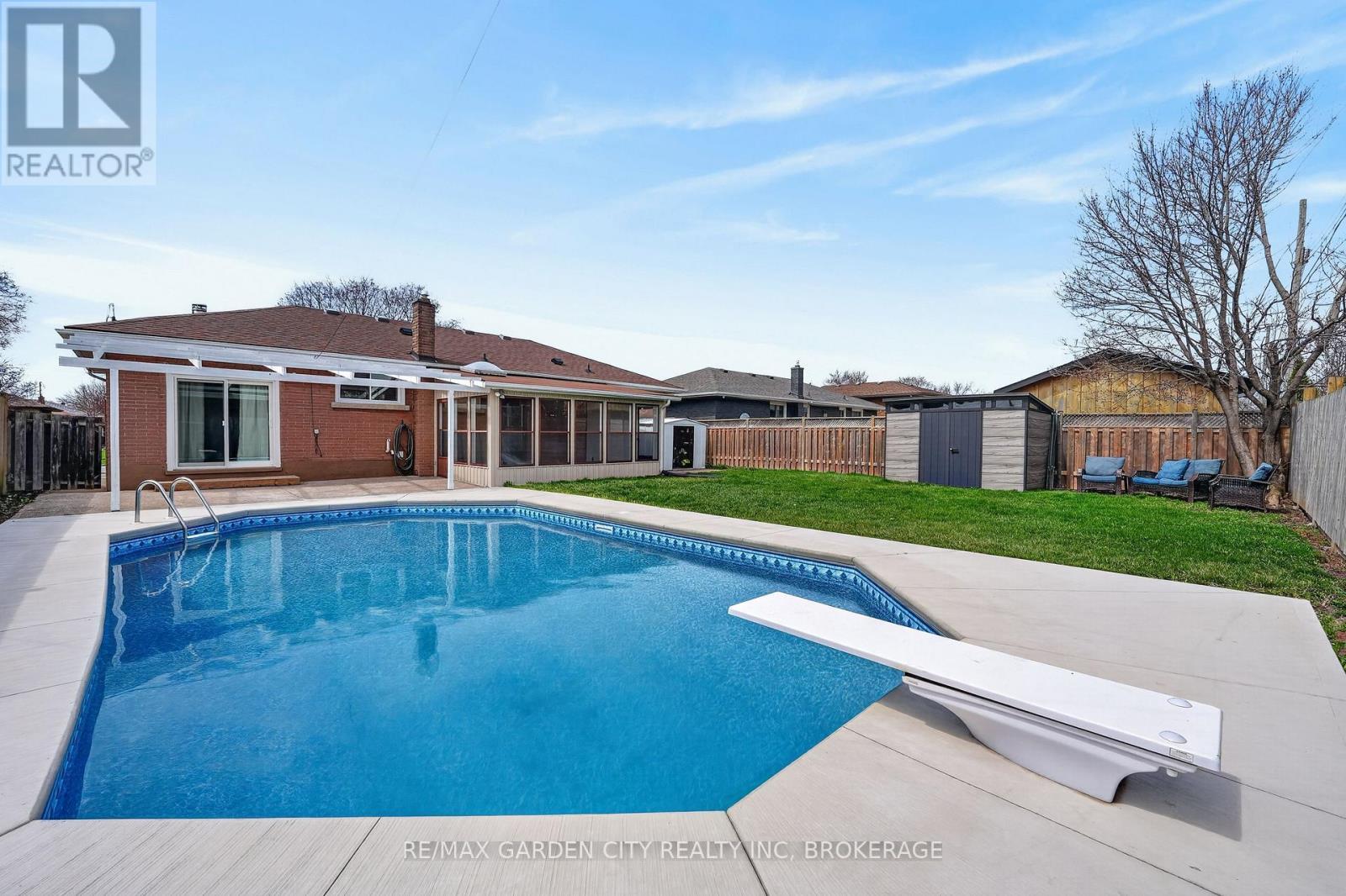 77 Balmoral Avenue, Welland (Lincoln/Crowland), ON - Outdoor With In Ground Pool With Backyard